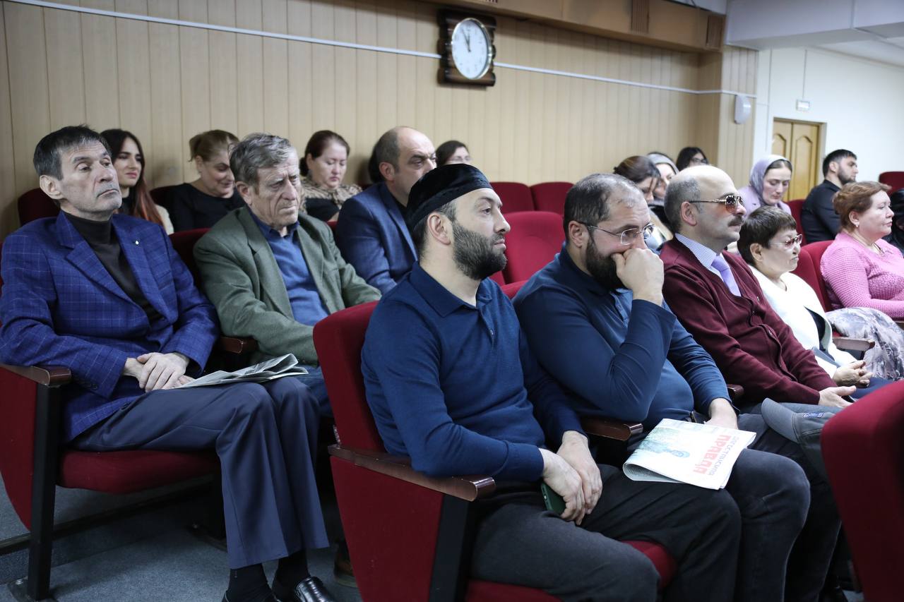 Абдулмуслим Абдулмуслимов вручил награды 43-м представителям СМИ в канун Дня российской печати