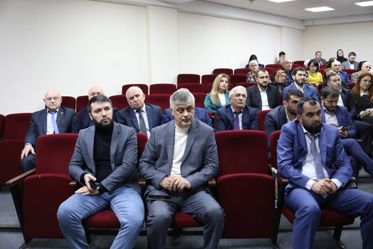 Абдулмуслим Абдулмуслимов вручил награды 43-м представителям СМИ в канун Дня российской печати
