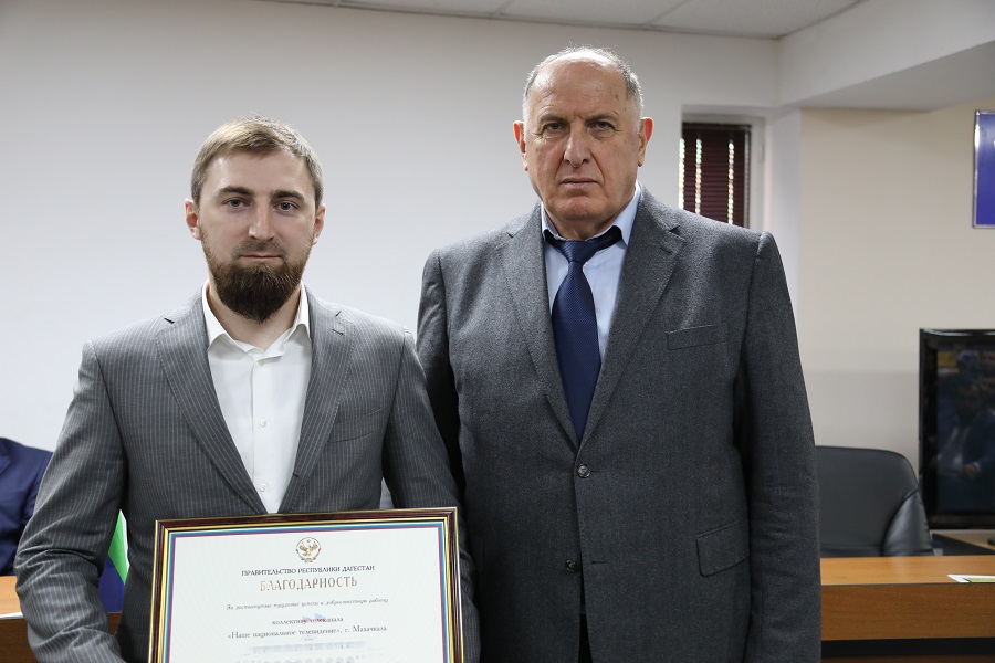Абдулмуслим Абдулмуслимов вручил награды 43-м представителям СМИ в канун Дня российской печати