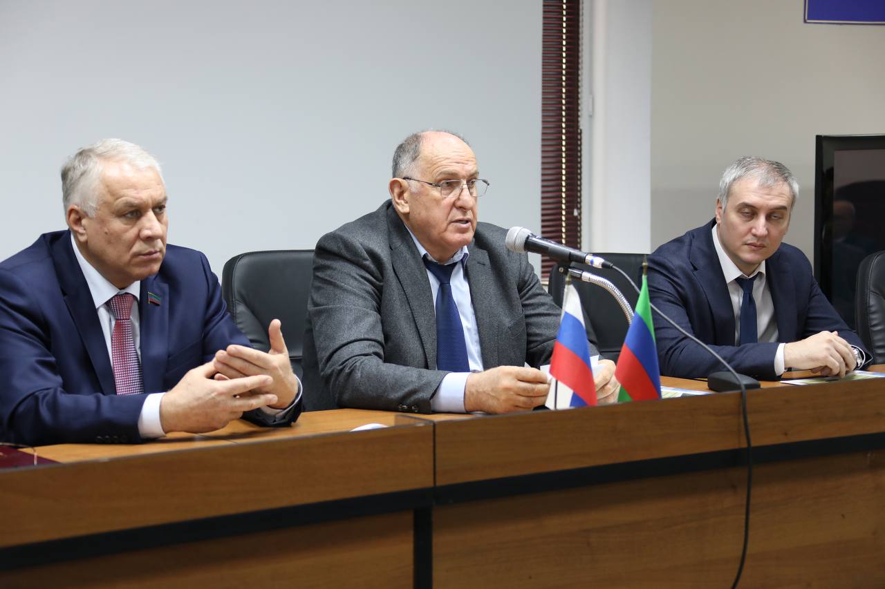 Абдулмуслим Абдулмуслимов вручил награды 43-м представителям СМИ в канун Дня российской печати