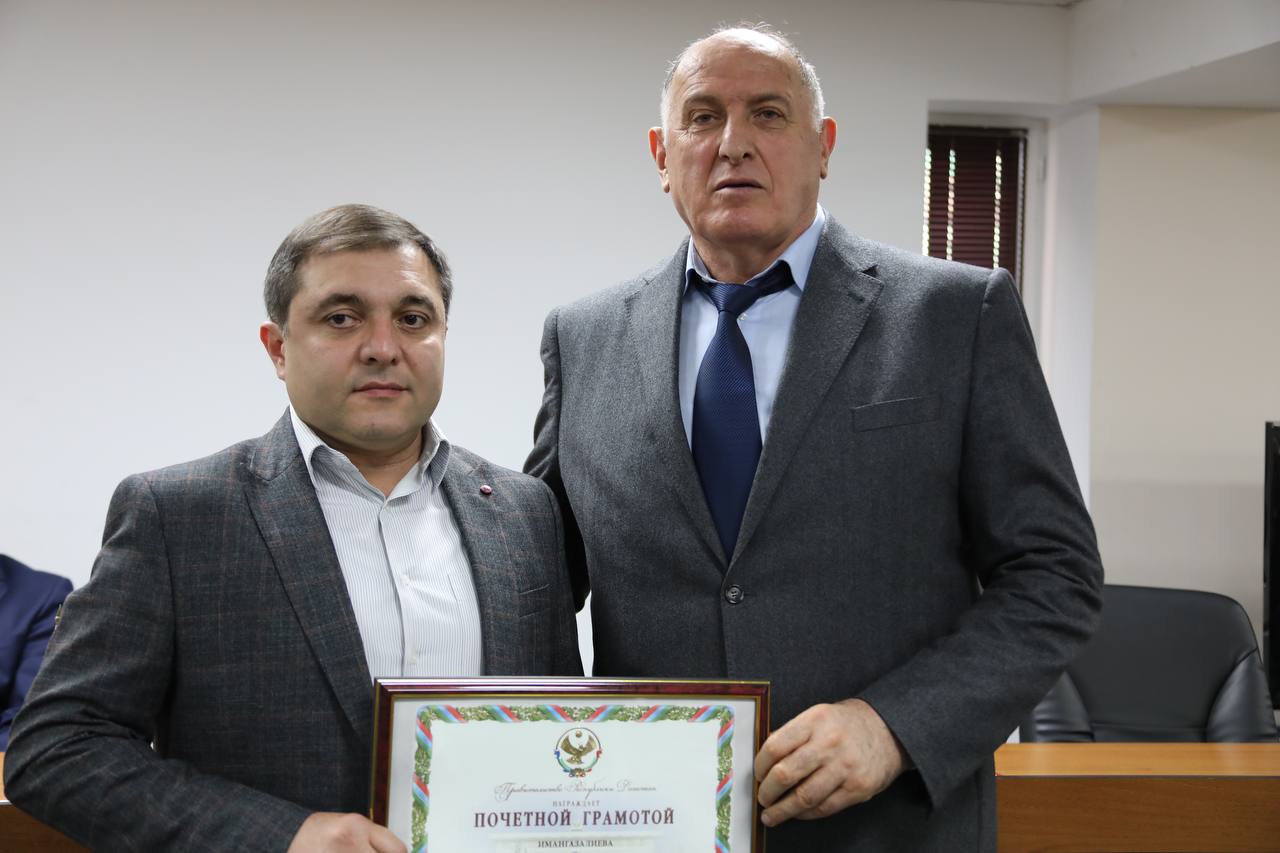 Абдулмуслим Абдулмуслимов вручил награды 43-м представителям СМИ в канун Дня российской печати