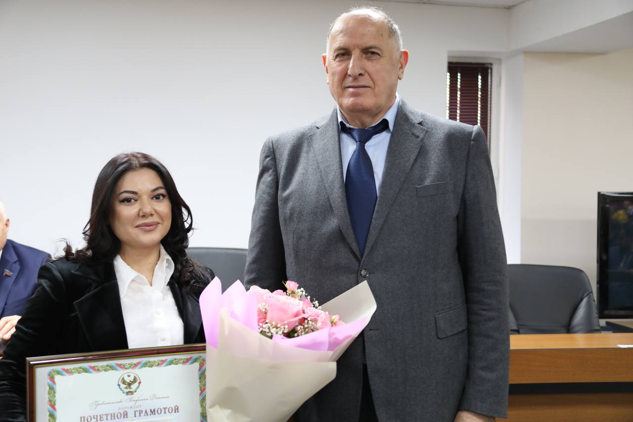 Абдулмуслим Абдулмуслимов вручил награды 43-м представителям СМИ в канун Дня российской печати