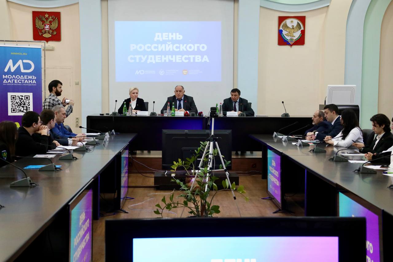 Абдулмуслим Абдулмуслимов в День российского студенчества вручил награды студентам Дагестана