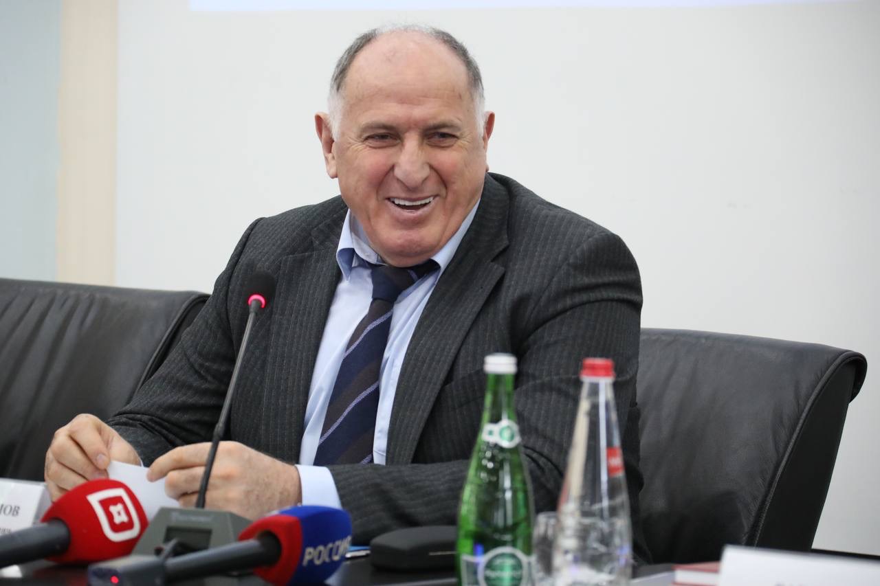 Абдулмуслим Абдулмуслимов в День российского студенчества вручил награды студентам Дагестана