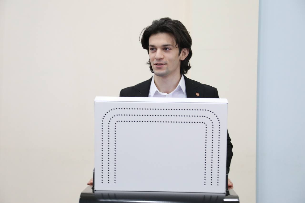 Абдулмуслим Абдулмуслимов в День российского студенчества вручил награды студентам Дагестана
