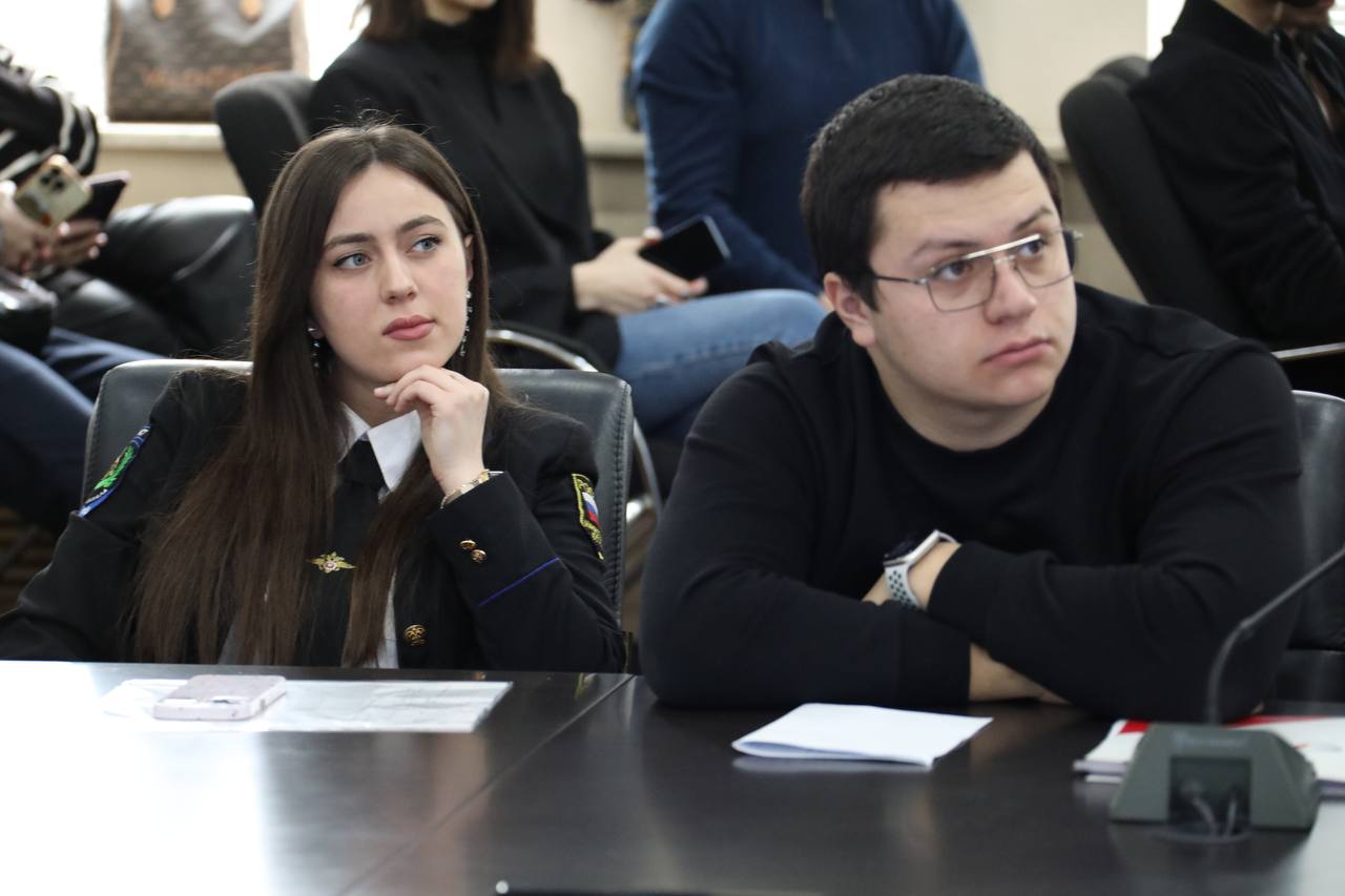 Абдулмуслим Абдулмуслимов в День российского студенчества вручил награды студентам Дагестана