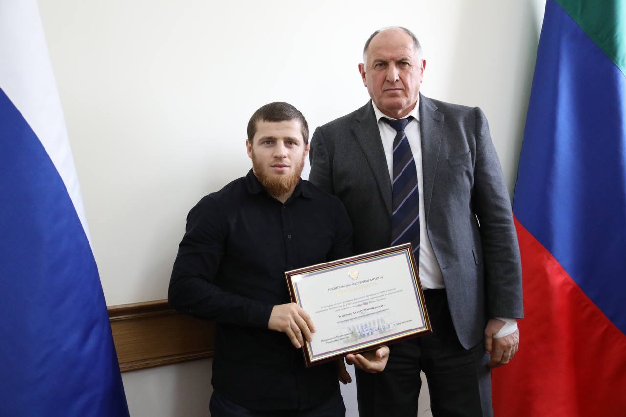 Абдулмуслим Абдулмуслимов вручил дагестанским борцам награды Правительства Дагестана