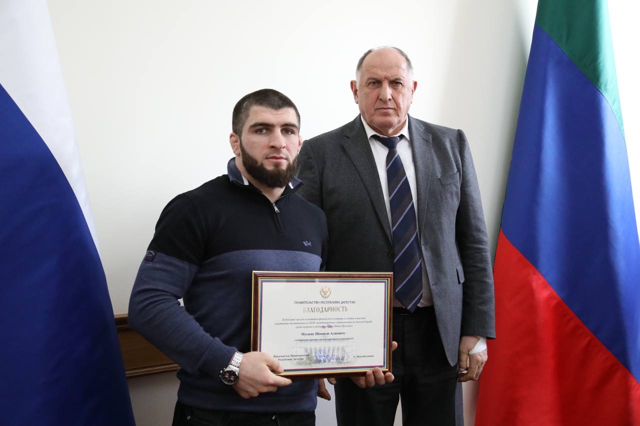 Абдулмуслим Абдулмуслимов вручил дагестанским борцам награды Правительства Дагестана
