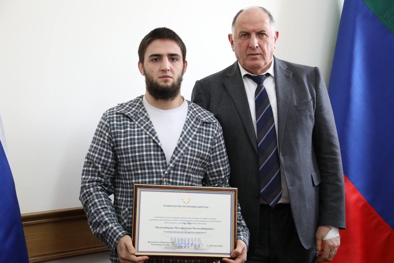 Абдулмуслим Абдулмуслимов вручил дагестанским борцам награды Правительства Дагестана