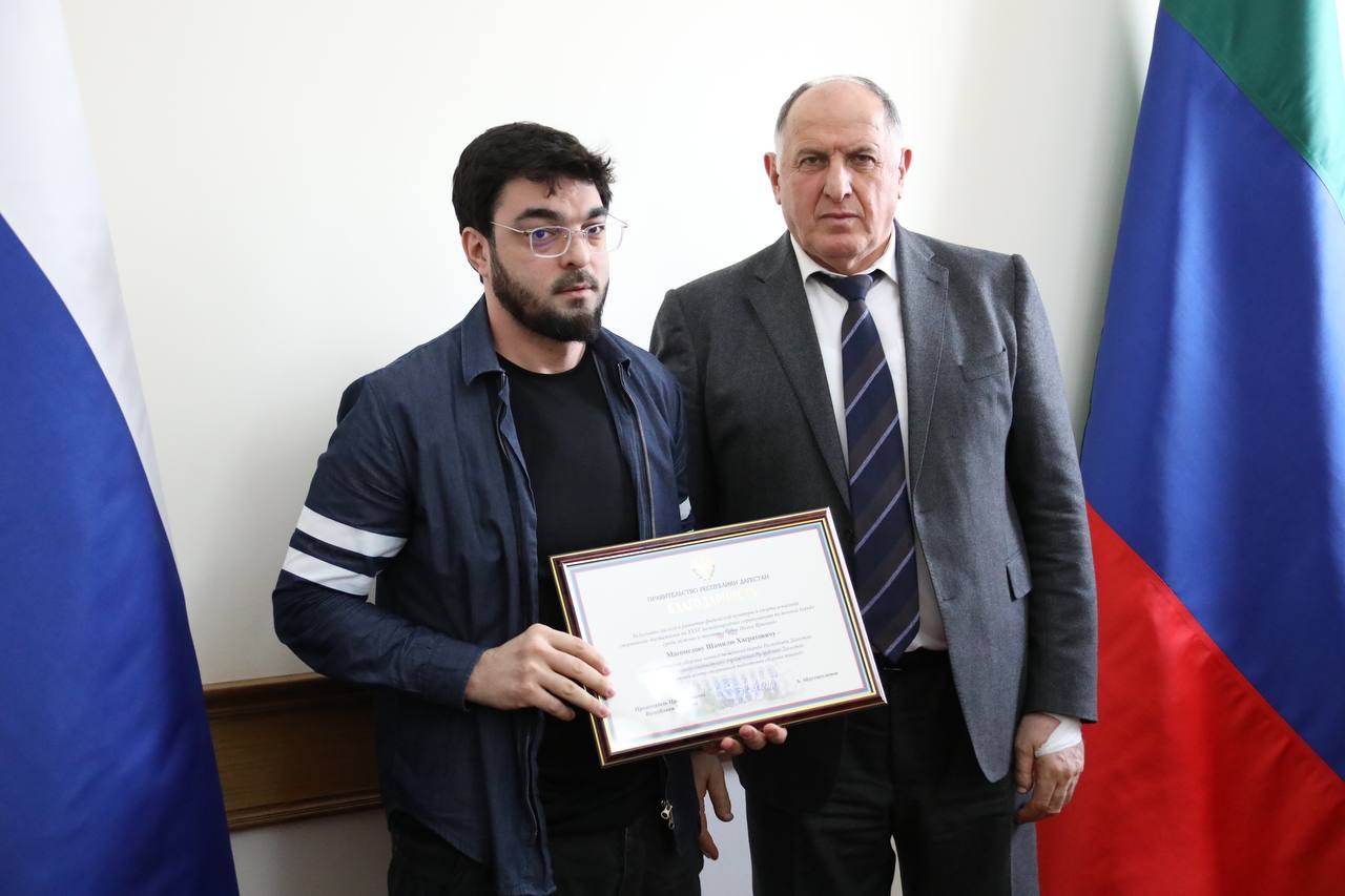 Абдулмуслим Абдулмуслимов вручил дагестанским борцам награды Правительства Дагестана