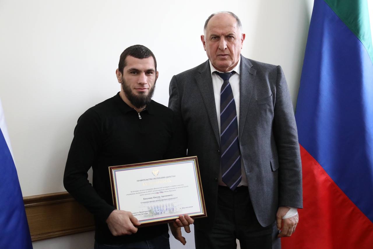 Абдулмуслим Абдулмуслимов вручил дагестанским борцам награды Правительства Дагестана