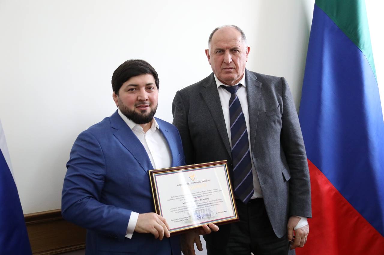 Абдулмуслим Абдулмуслимов вручил дагестанским борцам награды Правительства Дагестана
