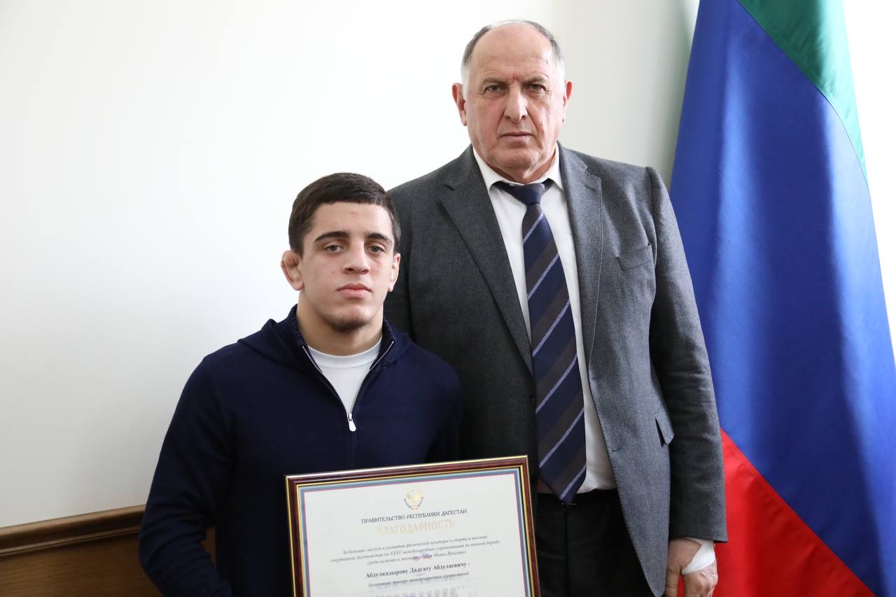 Абдулмуслим Абдулмуслимов вручил дагестанским борцам награды Правительства Дагестана