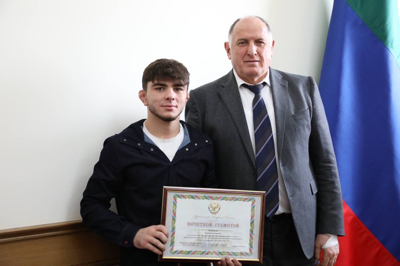 Абдулмуслим Абдулмуслимов вручил дагестанским борцам награды Правительства Дагестана