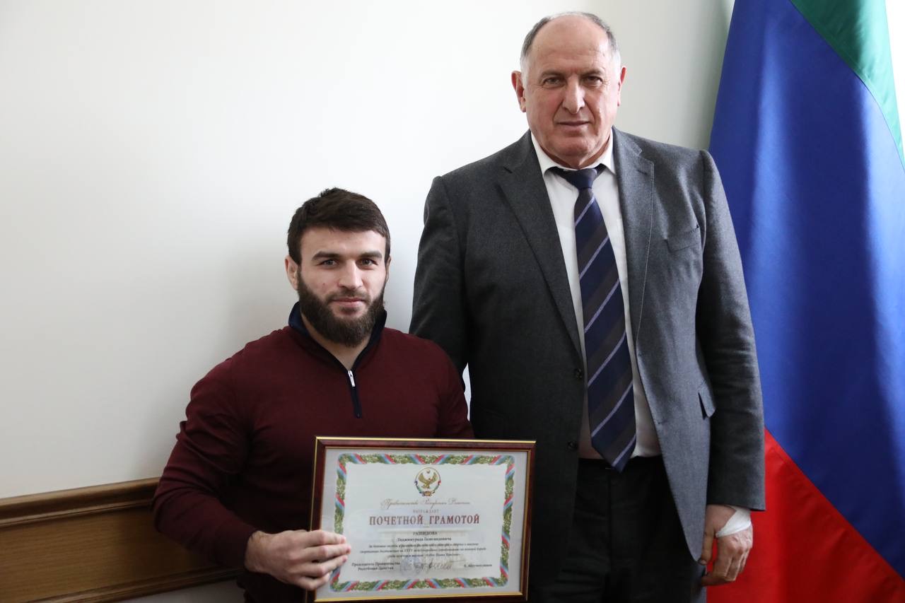 Абдулмуслим Абдулмуслимов вручил дагестанским борцам награды Правительства Дагестана