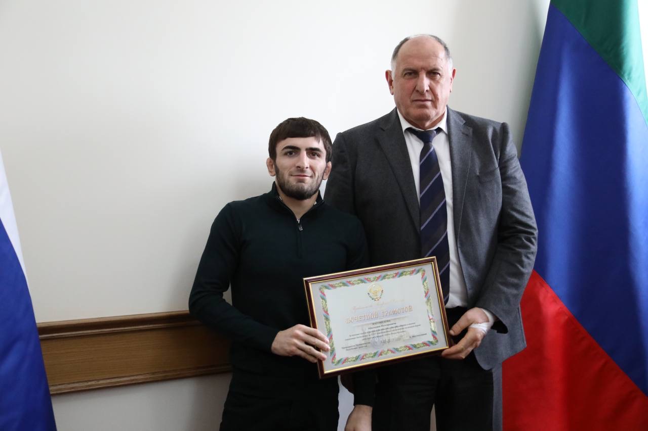 Абдулмуслим Абдулмуслимов вручил дагестанским борцам награды Правительства Дагестана