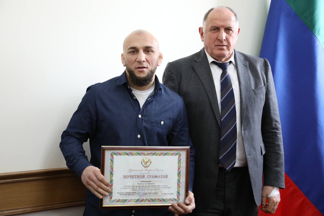 Абдулмуслим Абдулмуслимов вручил дагестанским борцам награды Правительства Дагестана