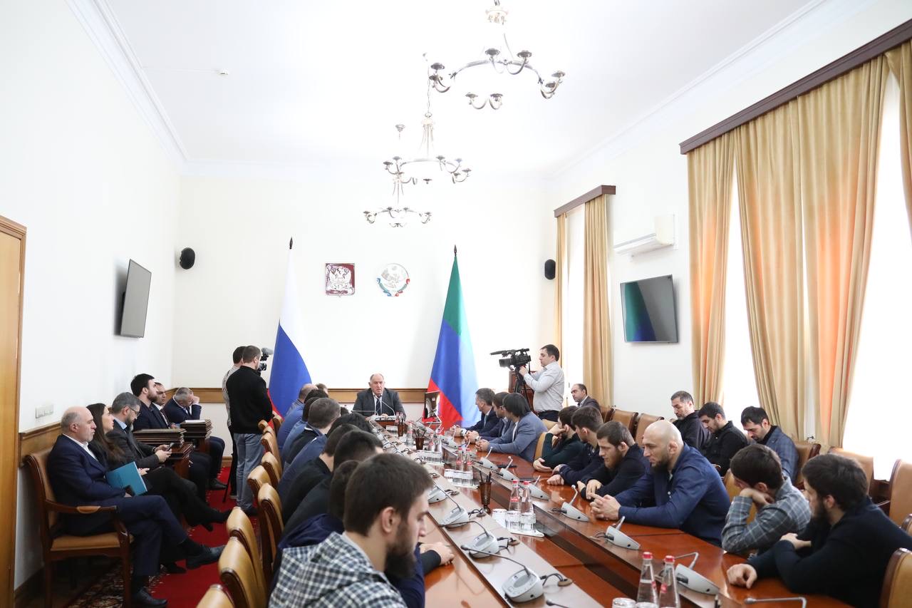 Абдулмуслим Абдулмуслимов вручил дагестанским борцам награды Правительства Дагестана