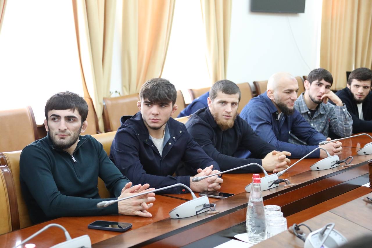 Абдулмуслим Абдулмуслимов вручил дагестанским борцам награды Правительства Дагестана