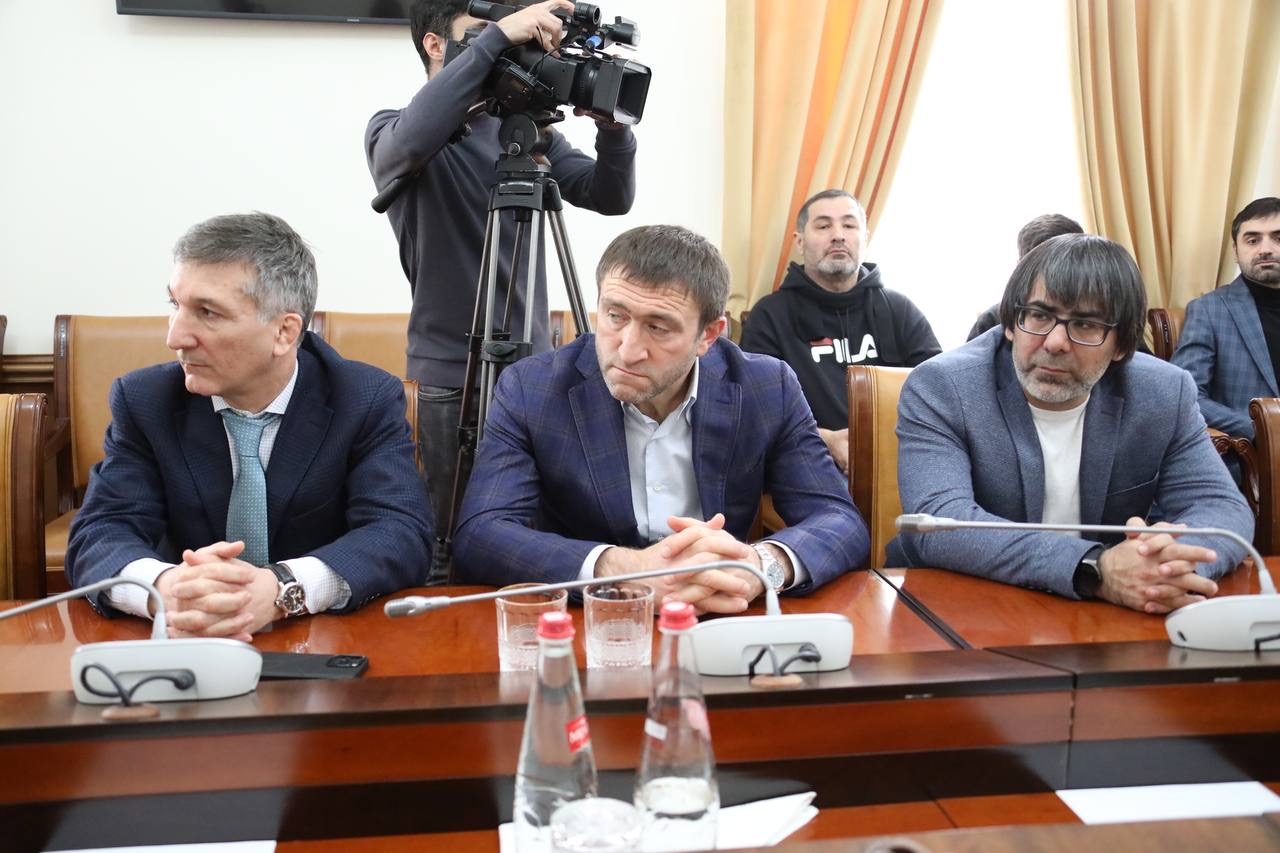 Абдулмуслим Абдулмуслимов вручил дагестанским борцам награды Правительства Дагестана