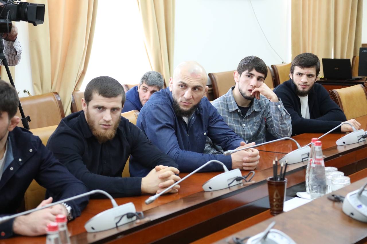 Абдулмуслим Абдулмуслимов вручил дагестанским борцам награды Правительства Дагестана