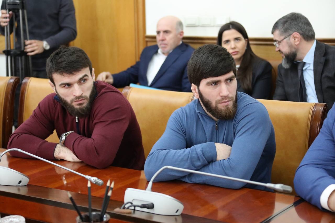 Абдулмуслим Абдулмуслимов вручил дагестанским борцам награды Правительства Дагестана