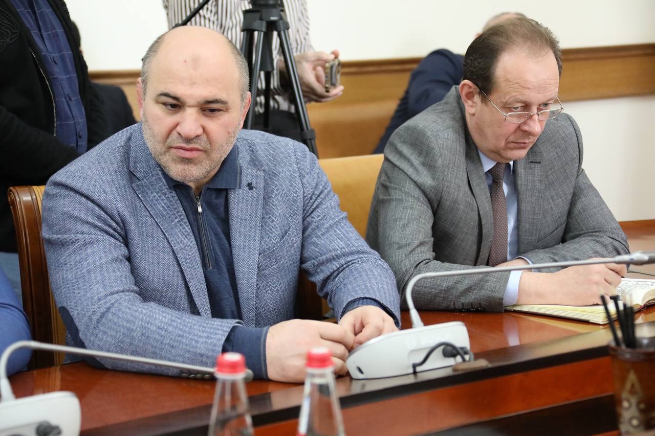Абдулмуслим Абдулмуслимов вручил дагестанским борцам награды Правительства Дагестана