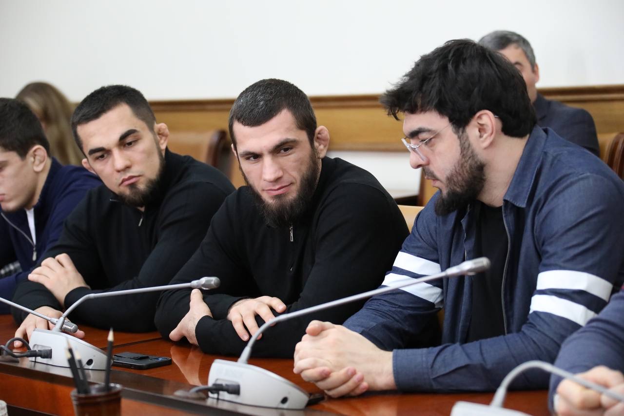 Абдулмуслим Абдулмуслимов вручил дагестанским борцам награды Правительства Дагестана