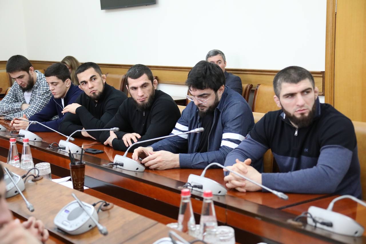 Абдулмуслим Абдулмуслимов вручил дагестанским борцам награды Правительства Дагестана