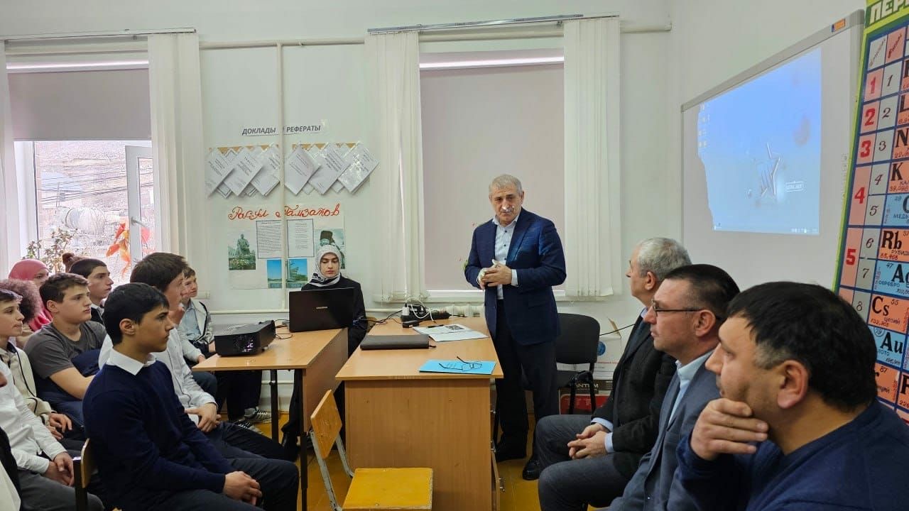 Ризван Газимагомедов провел открытый урок «Разговоры о важном»