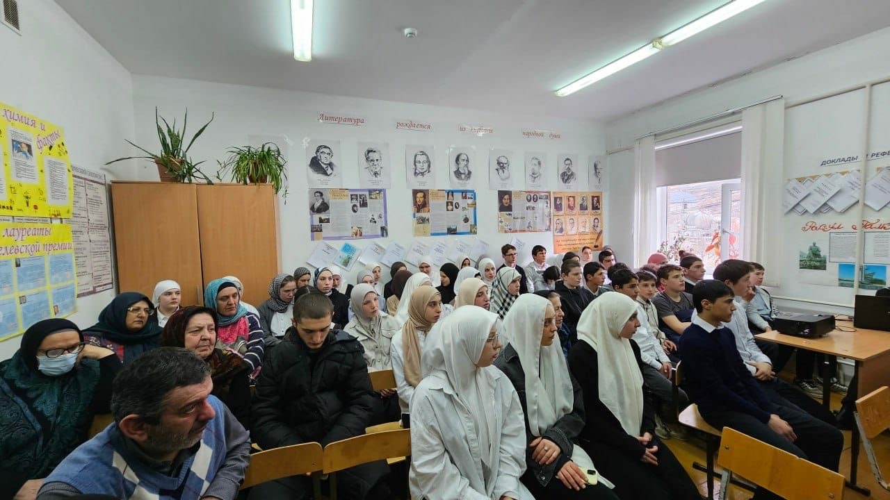 Ризван Газимагомедов провел открытый урок «Разговоры о важном»