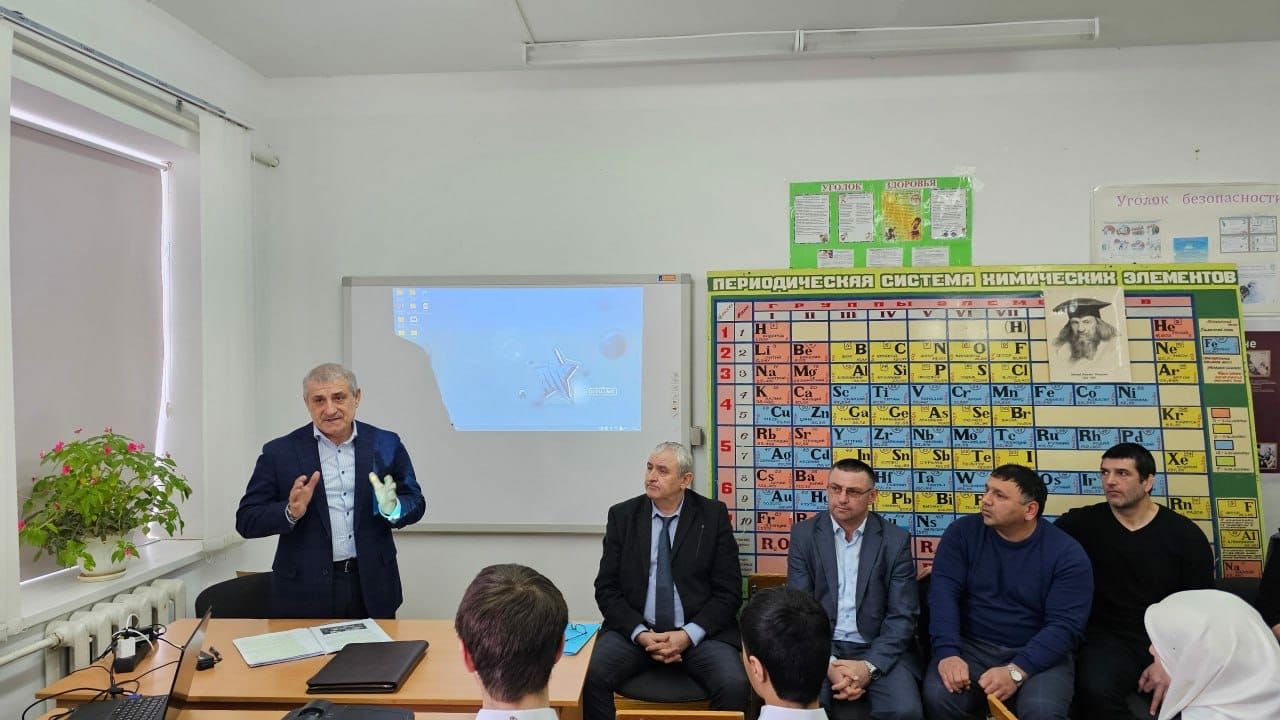 Ризван Газимагомедов провел открытый урок «Разговоры о важном»