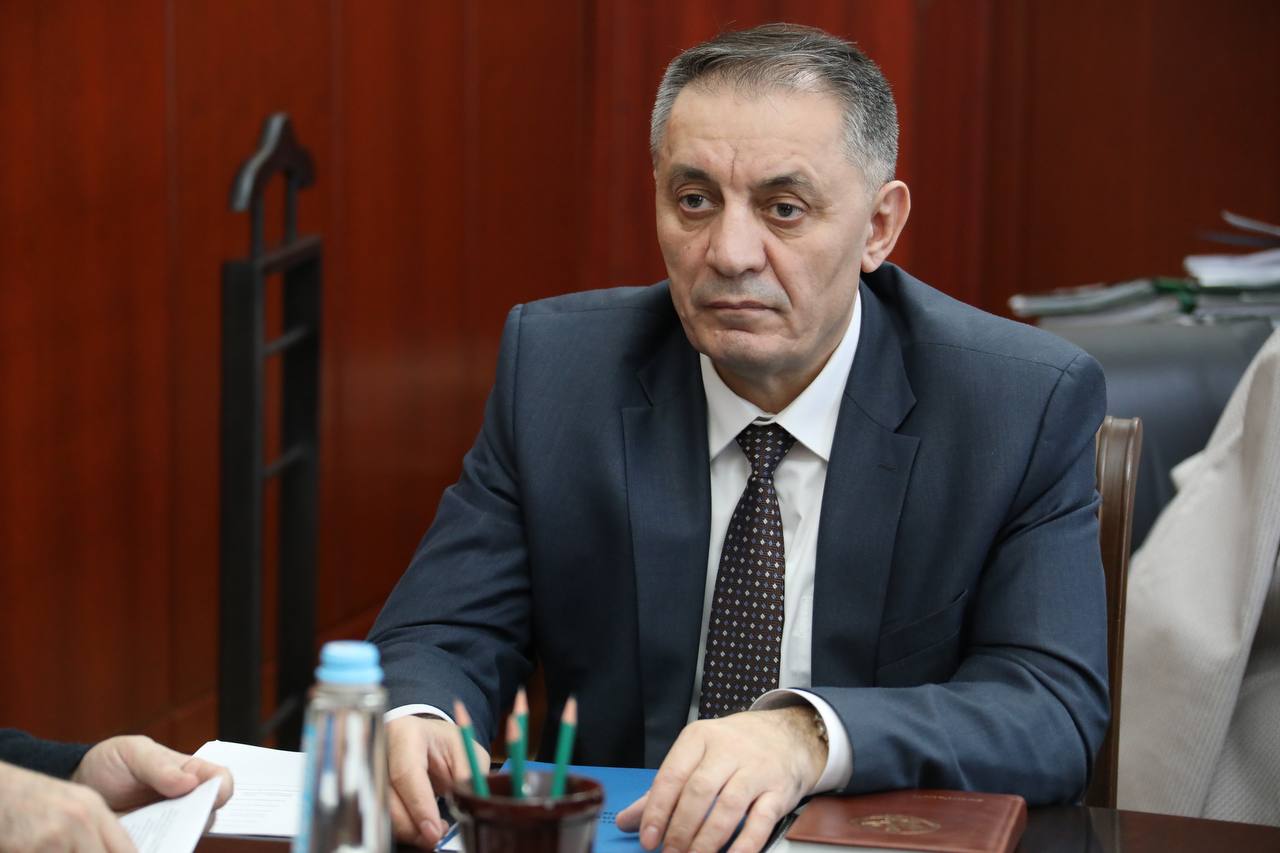 Наличие запасов лекарств в аптечных сетях обсудили в Правительстве Дагестана
