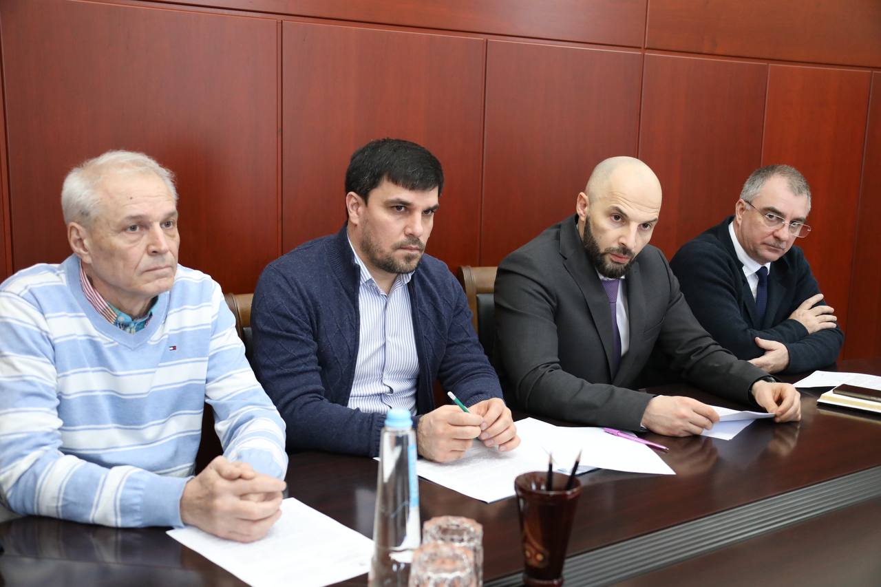 Наличие запасов лекарств в аптечных сетях обсудили в Правительстве Дагестана
