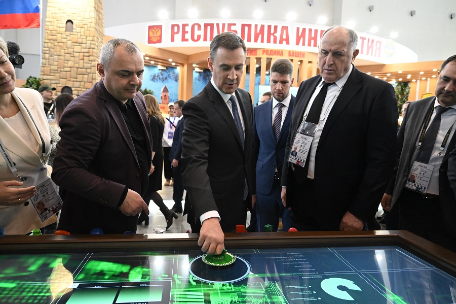 Дмитрий Патрушев посетил стенд Дагестана на выставке «Россия»