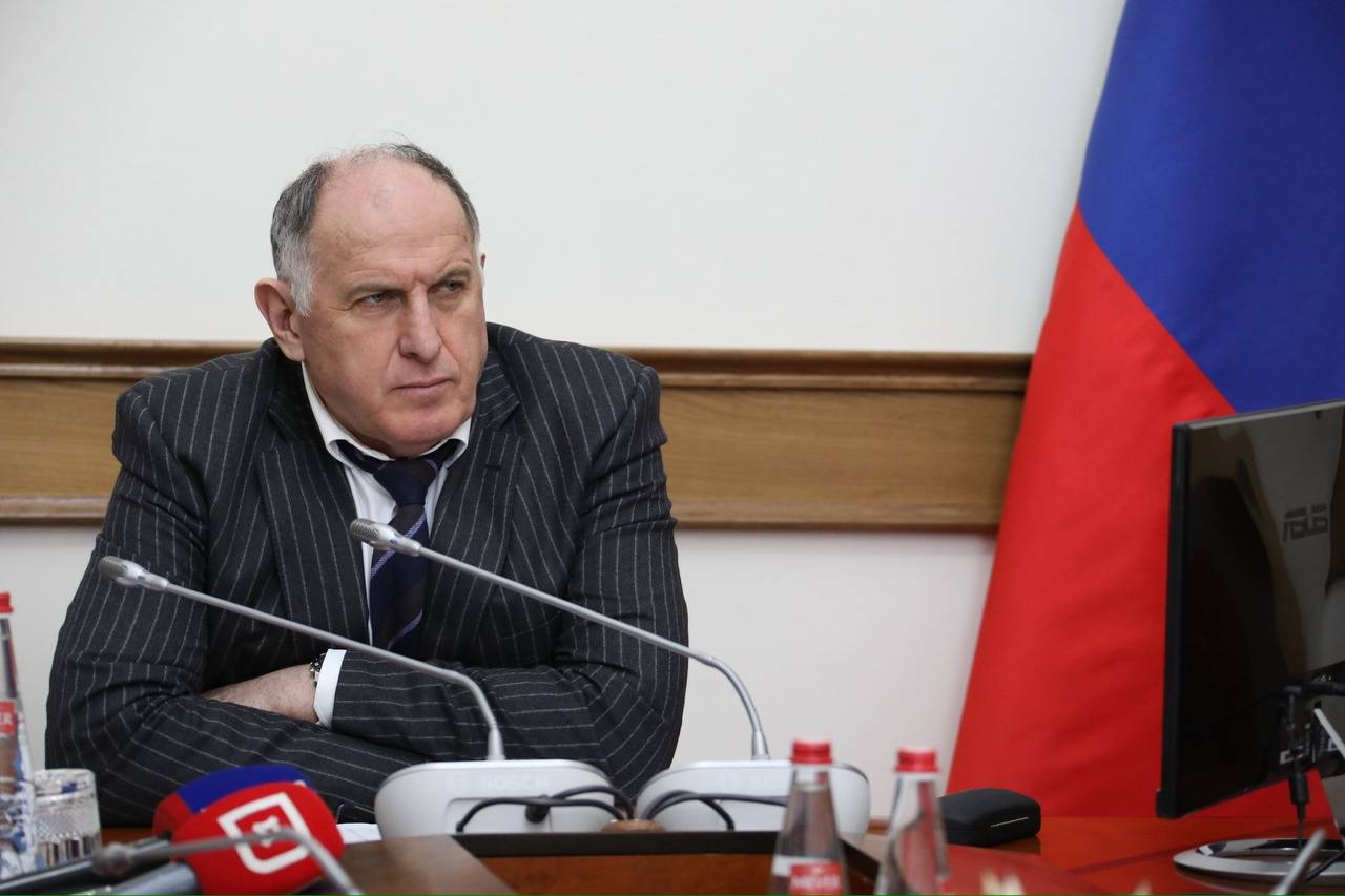 Абдулмуслим Абдулмуслимов поручил проверить факты завышения закупочных цен на лекарства