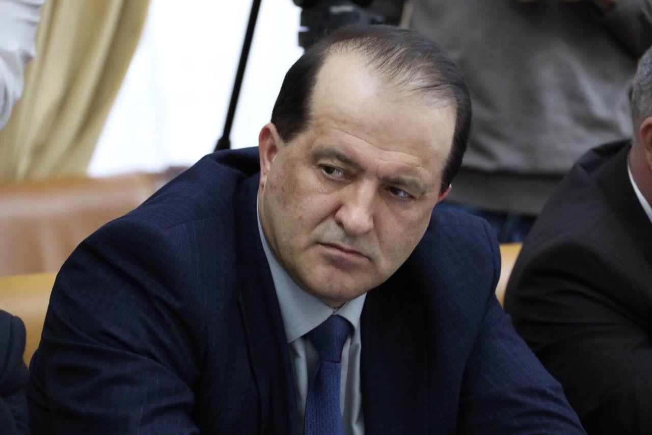 Абдулмуслим Абдулмуслимов поручил проверить факты завышения закупочных цен на лекарства