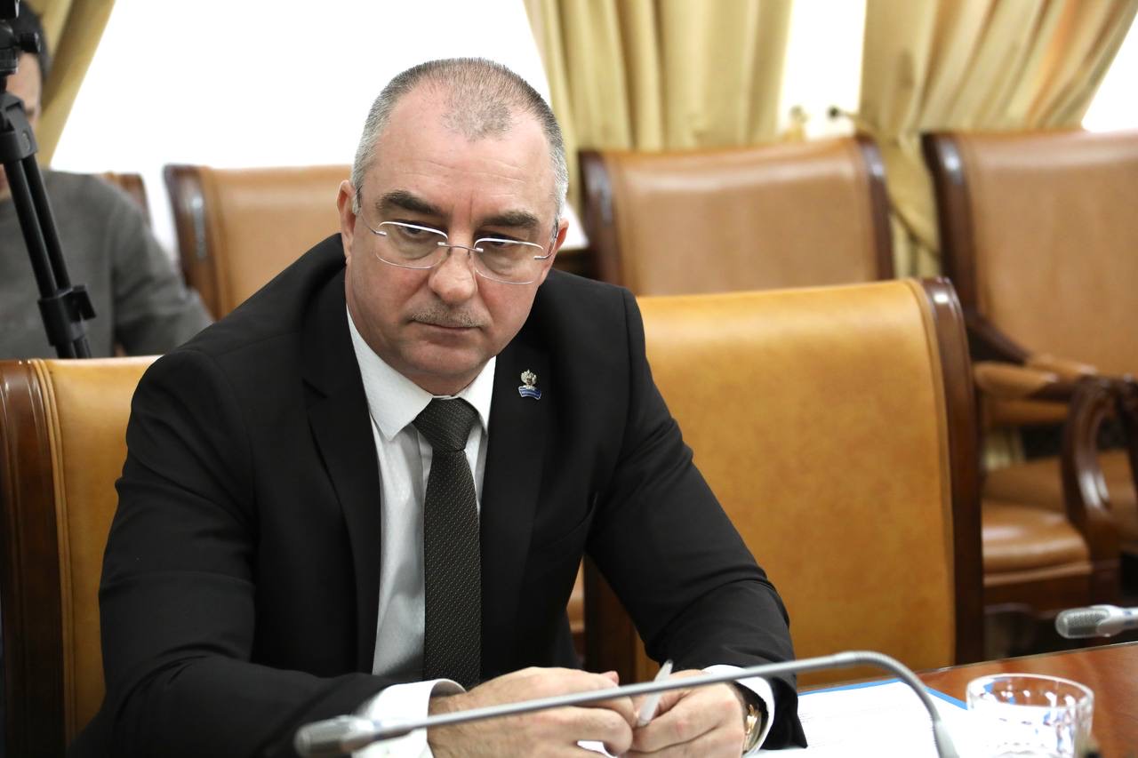 Абдулмуслим Абдулмуслимов поручил проверить факты завышения закупочных цен на лекарства