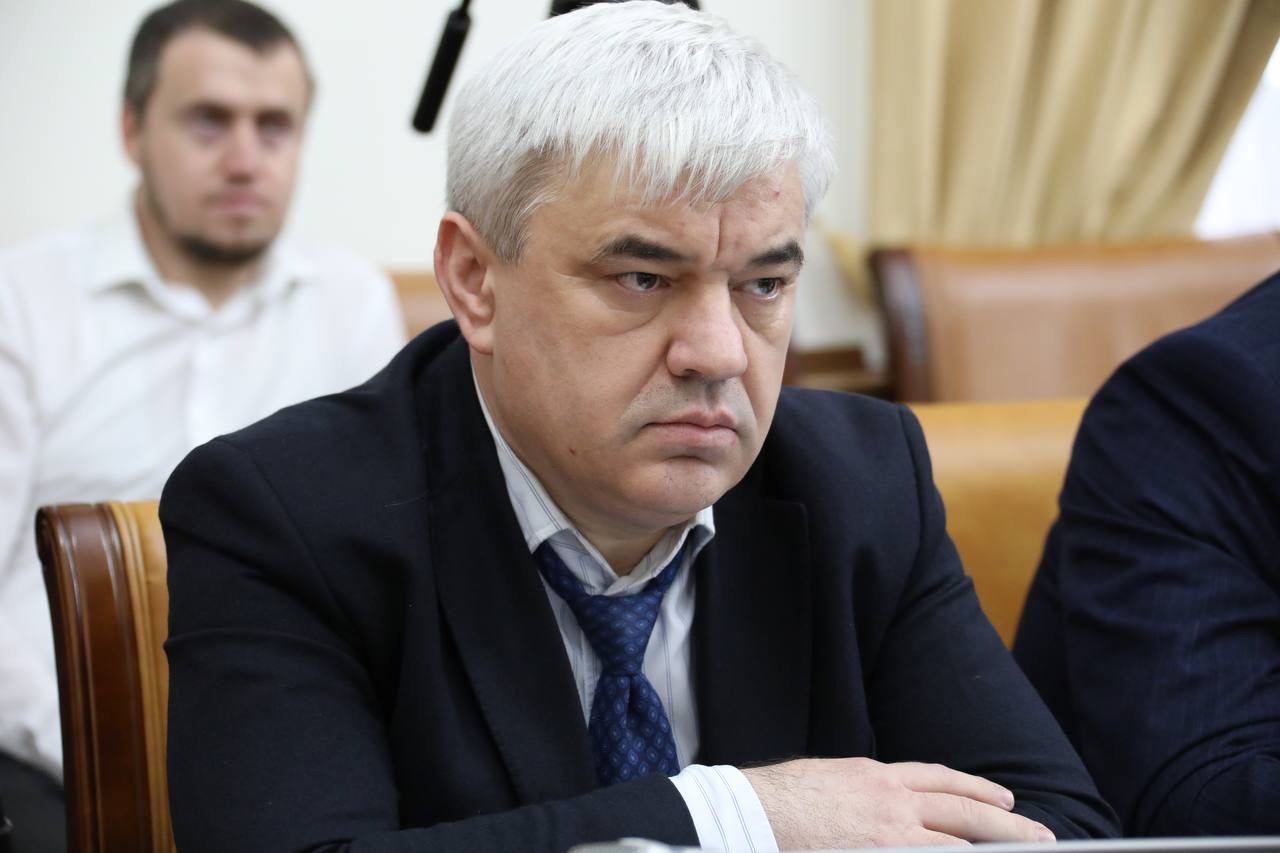Абдулмуслим Абдулмуслимов поручил проверить факты завышения закупочных цен на лекарства