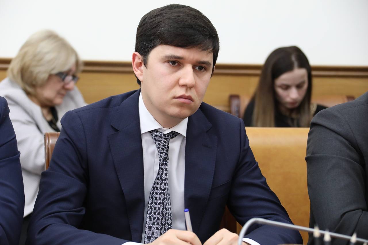 Абдулмуслим Абдулмуслимов поручил проверить факты завышения закупочных цен на лекарства
