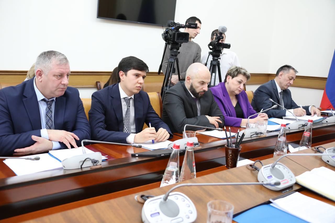 Абдулмуслим Абдулмуслимов поручил проверить факты завышения закупочных цен на лекарства