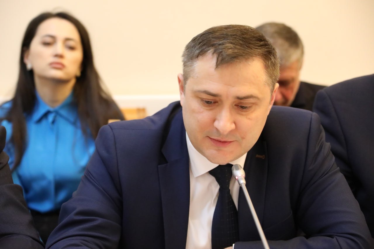 Абдурахман Махмудов провел очередное заседание комиссии по оказанию соцподдержки и помощи участникам СВО и их семьям