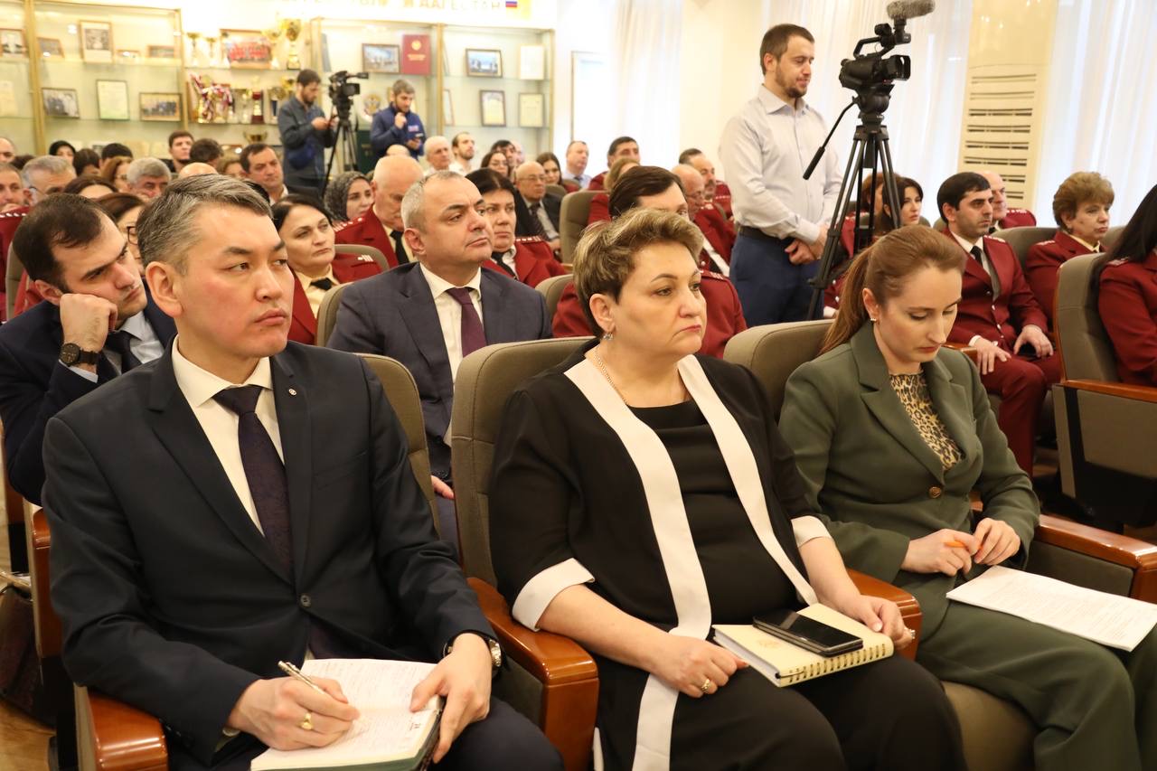 Вячеслав Смоленский и Абдулмуслим Абдулмуслимов посетили коллегию Роспотребнадзора по РД