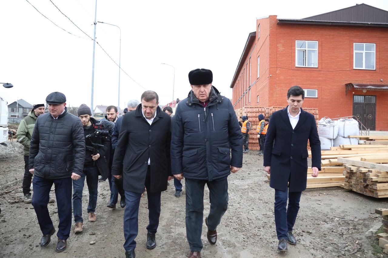 Абдулмуслим Абдулмуслимов проинспектировал ход строительства школы в Хасавюрте