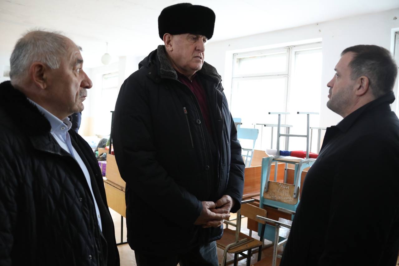 Абдулмуслим Абдулмуслимов проинспектировал ход строительства школы в Хасавюрте