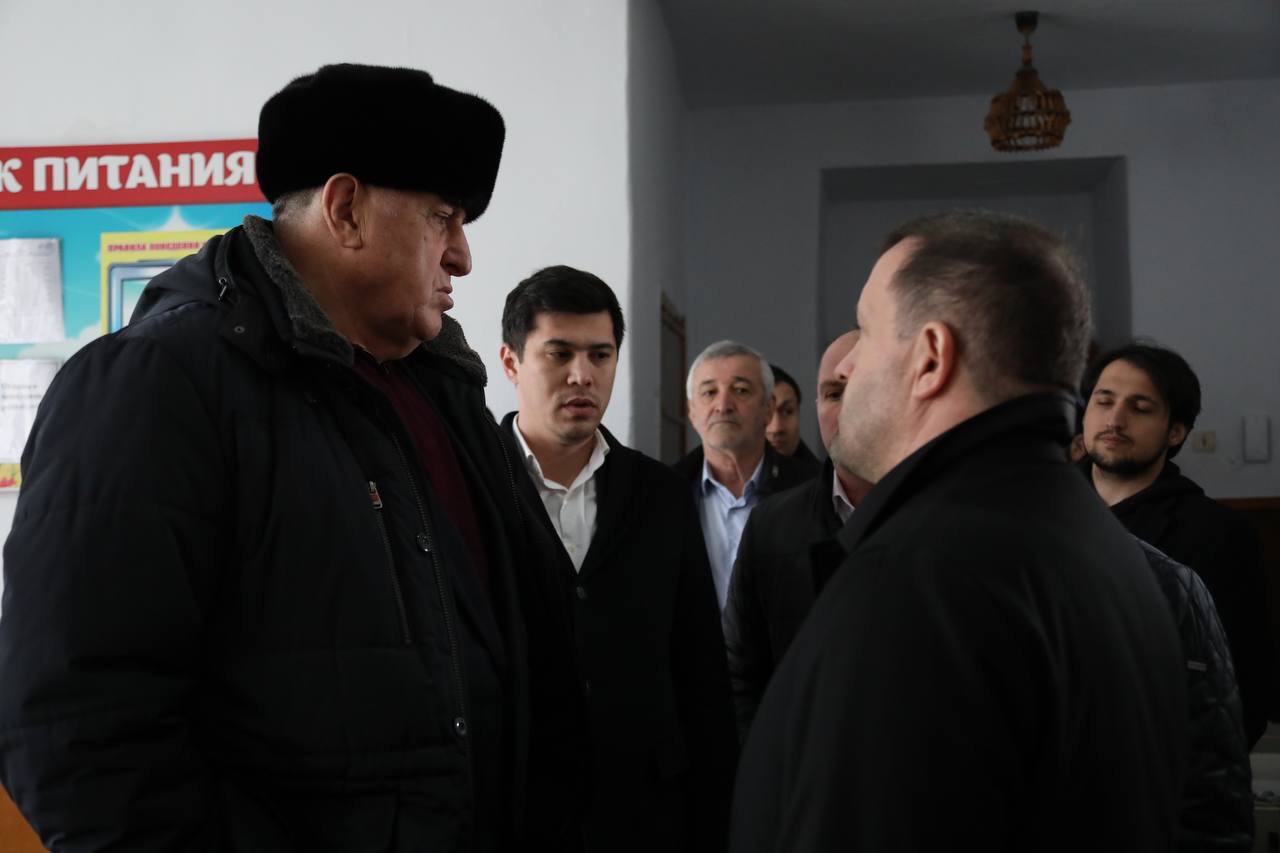 Абдулмуслим Абдулмуслимов проинспектировал ход строительства школы в Хасавюрте