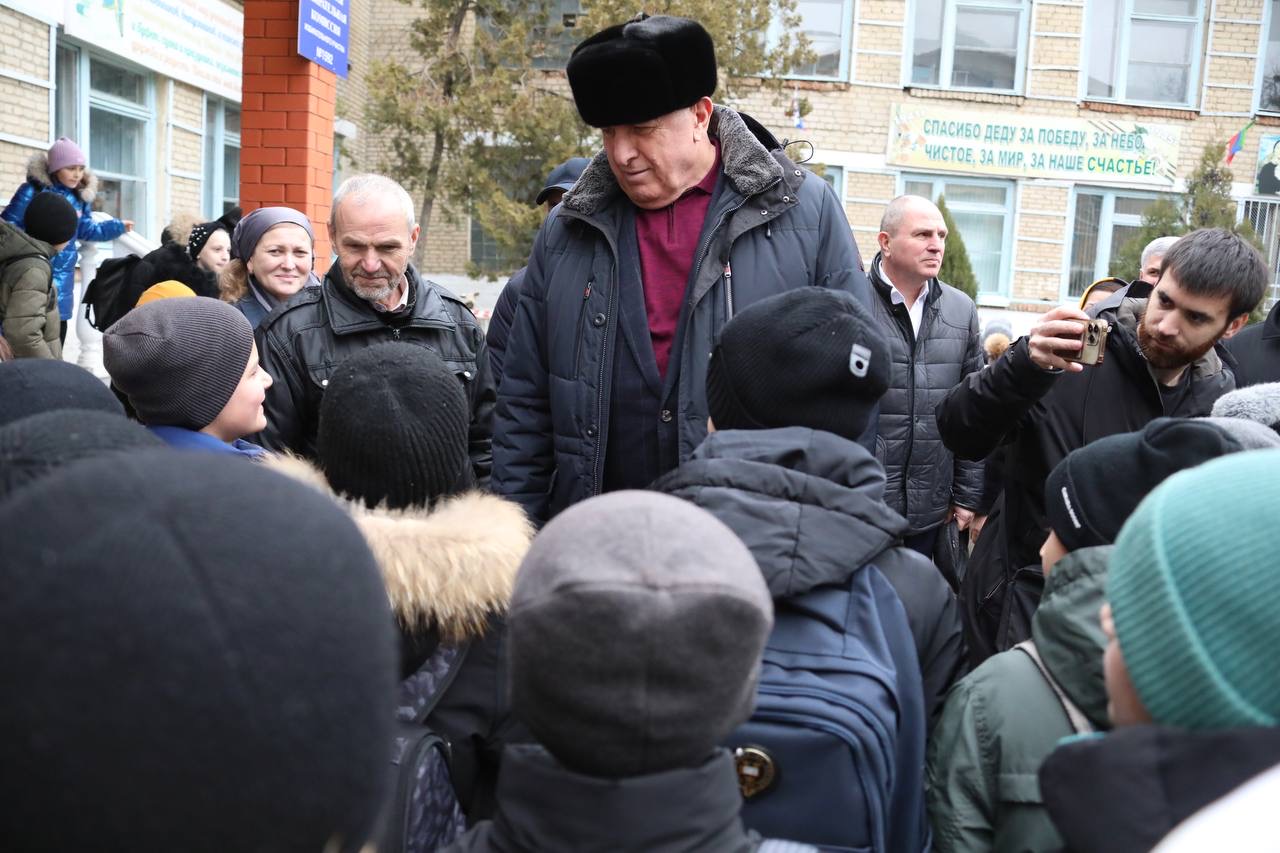 Абдулмуслим Абдулмуслимов проинспектировал ход строительства школы в Хасавюрте