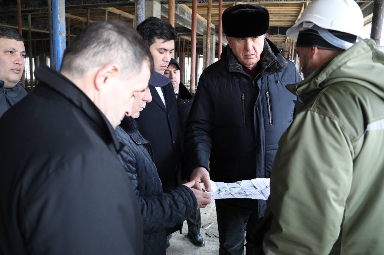 Абдулмуслим Абдулмуслимов проинспектировал ход строительства школы в Хасавюрте