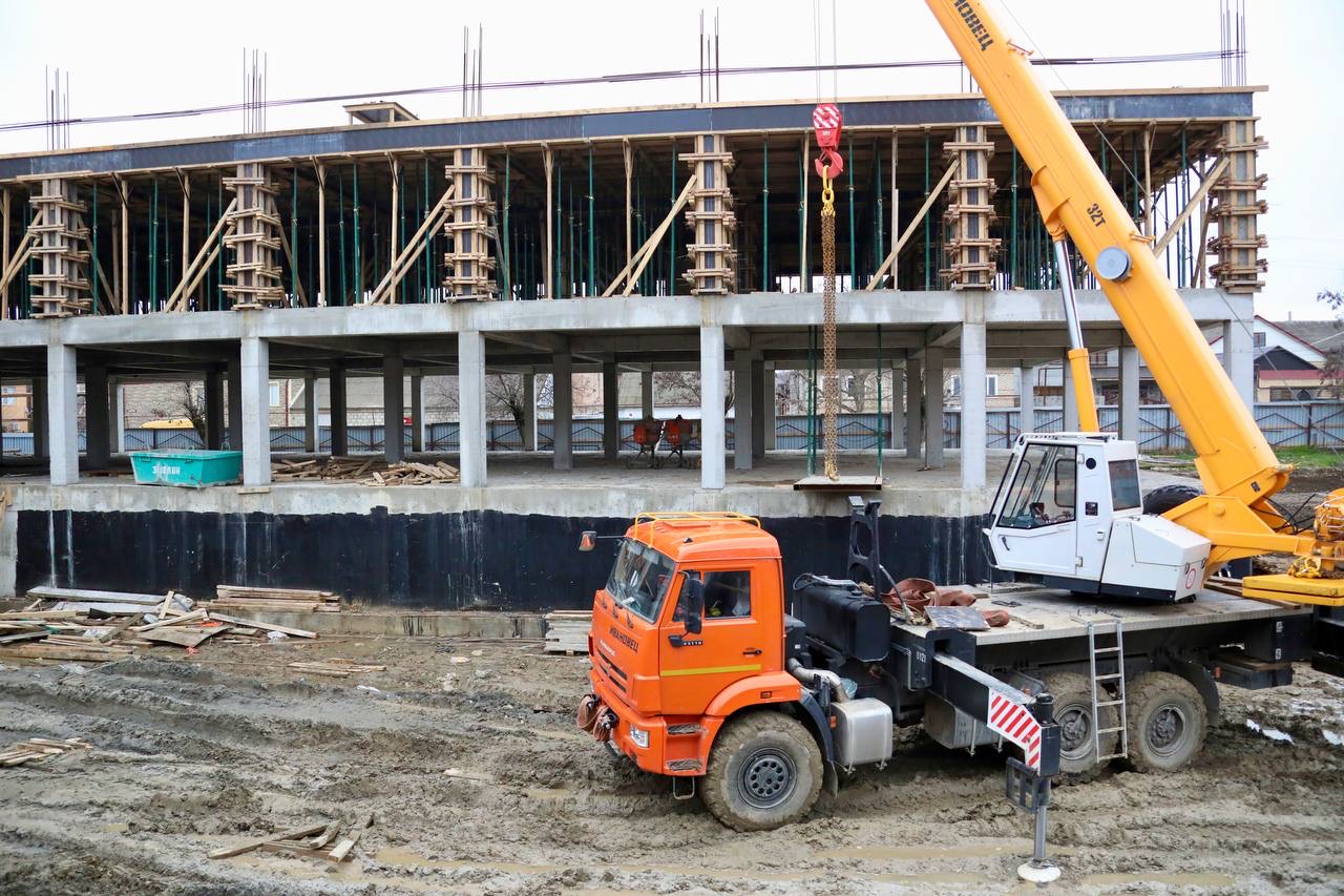 Абдулмуслим Абдулмуслимов проинспектировал ход строительства школы в Хасавюрте