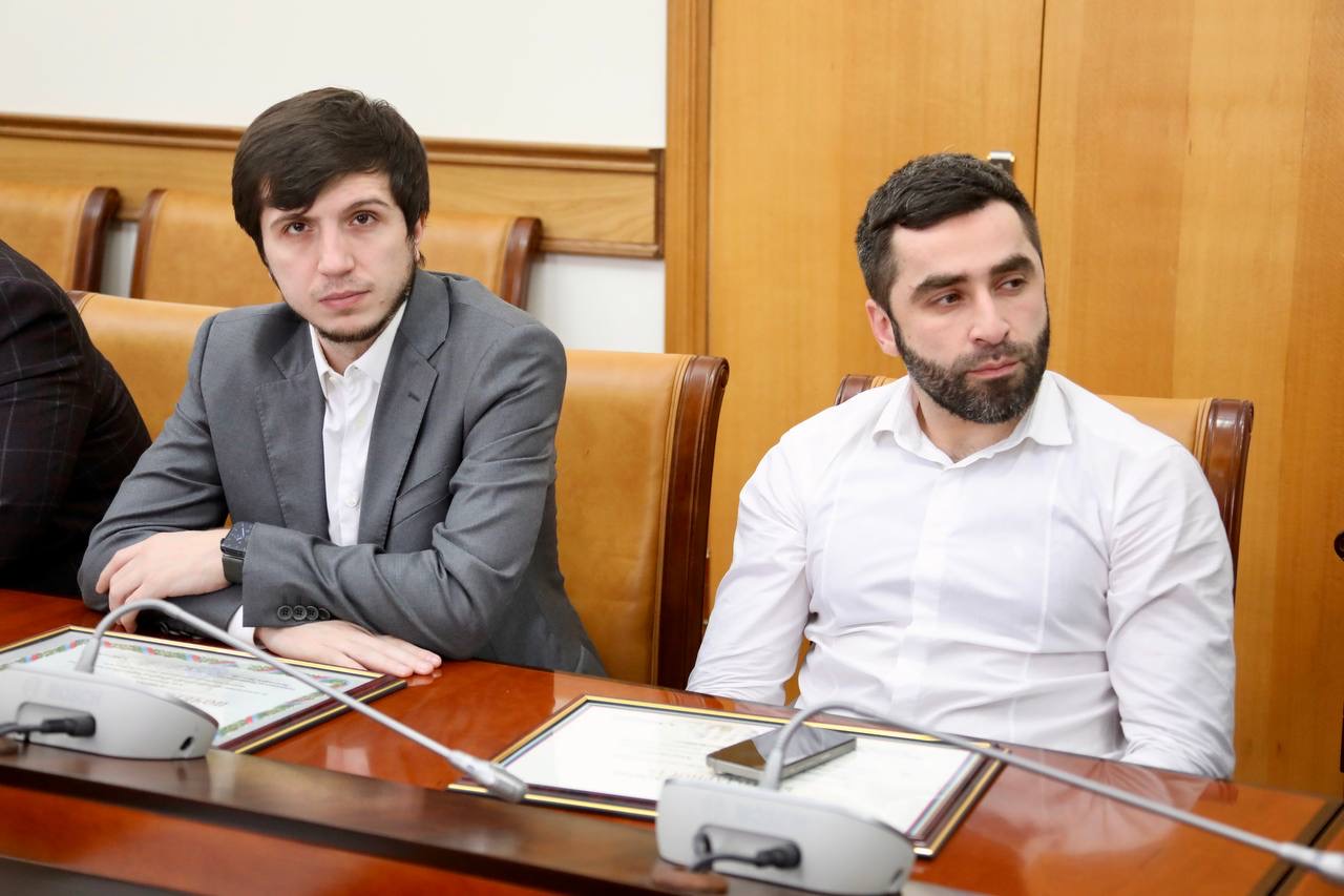 Абдулмуслим Абдулмуслимов вручил госнаграды отличившимся дагестанцам ко Дню защитника Отечества